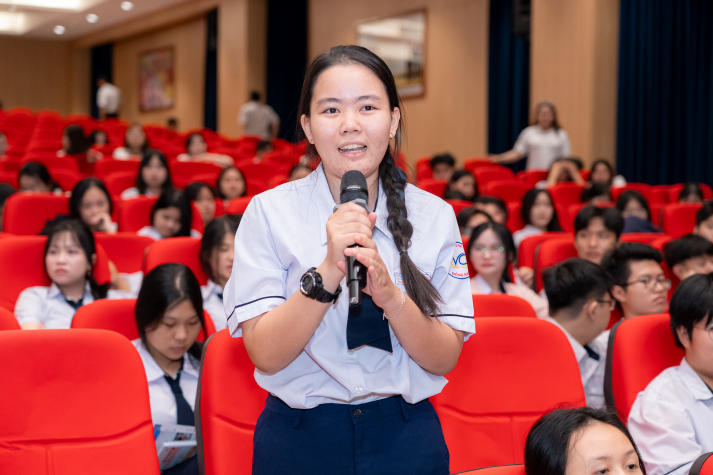 Học sinh THPT Vĩnh Cửu (Đồng Nai) trải nghiệm môi trường học tập tại HUTECH 74