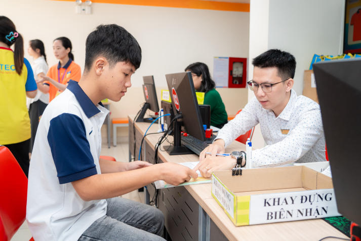 [Video] Tân sinh viên háo hức, phụ huynh hài lòng trong ngày đầu nhập học tại HUTECH 45