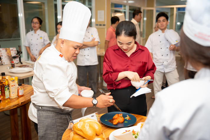 Sinh viên ngành Quản trị nhà hàng và dịch vụ ăn uống trải nghiệm làm bánh mì “signature” cùng chuyên gia 127