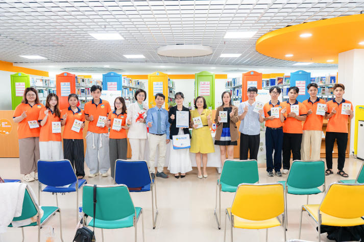 Viện Khoa học Ứng dụng tiếp nhận bộ sách chuyên sâu về chăm sóc da từ Doctor Acnes 84