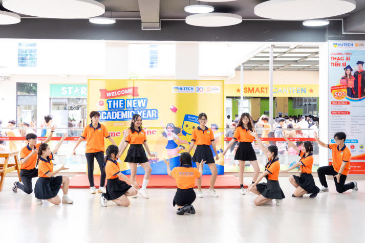HUTECH-ers đón chờ tiết mục giao lưu nghệ thuật chào năm học mới 2025-2026 290