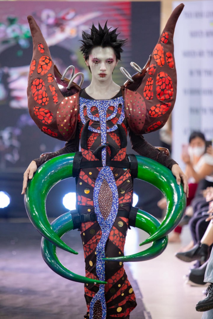 [Video] Đem bọ cánh cứng và người vô gia cư vào đồ án tốt nghiệp, 02 sinh viên ngành Thiết kế thời trang HUTECH “cán đích” thủ khoa và á khoa 242