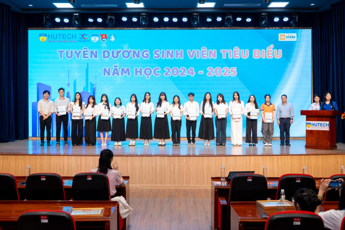 Khoa Dược HUTECH tổng kết phong trào sinh viên và tiếp lửa hành trình năm học mới 71