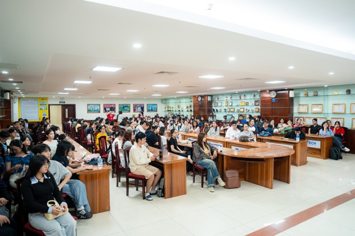 DOP phim “Mưa đỏ” giải mã công thức “làm hình ảnh cho phim kinh phí thấp” đến sinh viên Truyền thông - Điện ảnh 12