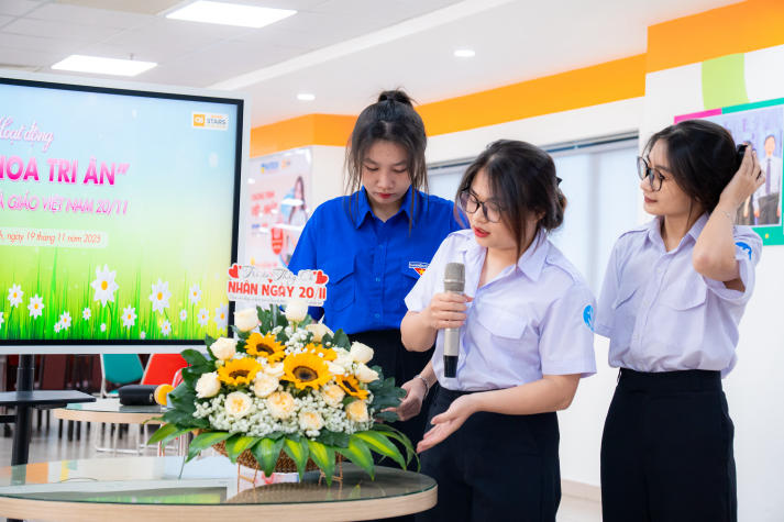 [Ảnh] Khoảnh khắc đẹp tại cuộc thi cắm hoa 20/11: Sinh viên HUTECH gửi trọn yêu thương đến các nhà giáo 62