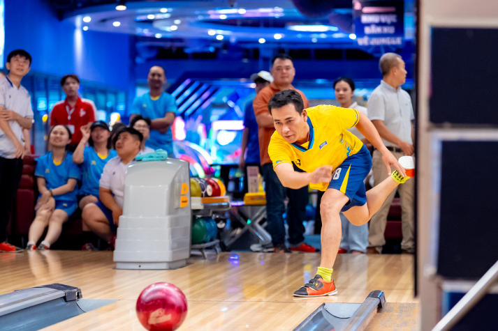Liên quân VPT - VP.HĐT - P.NS – B.TT - TT.KĐ-ĐBCL - TT.IT lập “hat-trick” vô địch Bowling 33