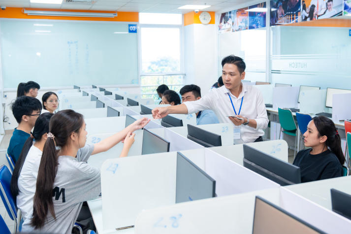 HUTECH phối hợp UEF tổ chức thành công kỳ thi V-SAT 2026 cho gần 1.000 thí sinh 76