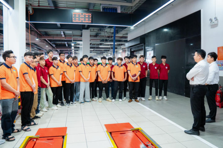 Sinh viên Viện Kỹ thuật "chạm" thực tế ngành tại Công ty Thương mại Dịch vụ Ô tô Thủ Đức 22