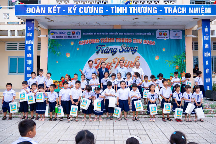 Sinh viên Marketing - Kinh doanh quốc tế viết nên mùa trăng sẻ chia tại Tây Ninh 109