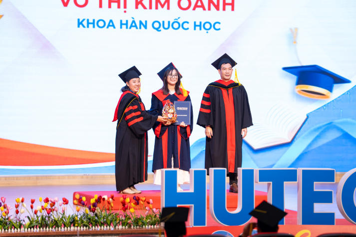 Các tân khoa HUTECH và hành trình học tập không ngừng nghỉ 110