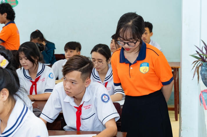 Sinh viên ngành Tâm lý học HUTECH về Cần Thơ trò chuyện cùng teen Trường THCS Thới Long 55