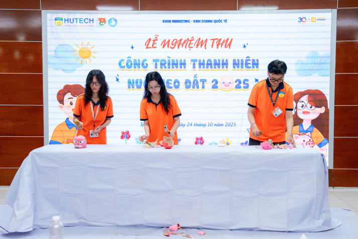 “Khui heo xinh” cùng Khoa Marketing - Kinh doanh quốc tế, thu hơn 21 triệu đồng cho hoạt động cộng đồng 82