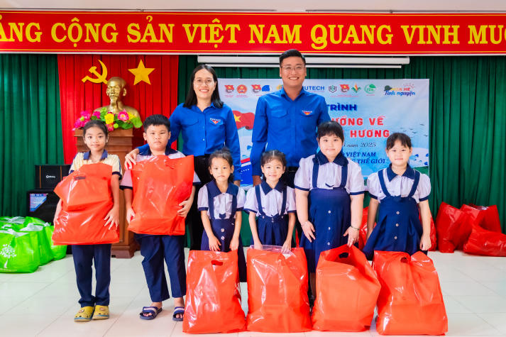 [Ảnh] Chi bộ 17 HUTECH nối dài tinh thần bảo vệ chủ quyền biển đảo tại Đồn Biên phòng Cần Thạnh (Cần Giờ) 134