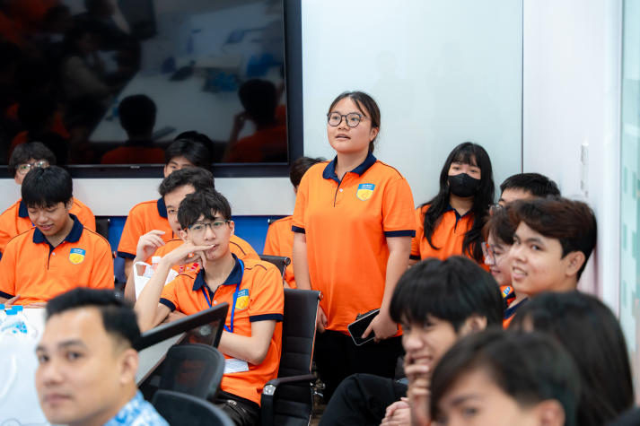 Sinh viên Khoa Luật định hình tương lai nghề nghiệp qua chuyến tham quan Shinhan Bank 40