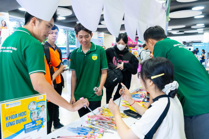 [Video] Hẹn gặp HUTECH-ers tại Ngày hội Truyền thống Sinh viên Thu Duc Campus “NEWBIES SAY HI!” 43