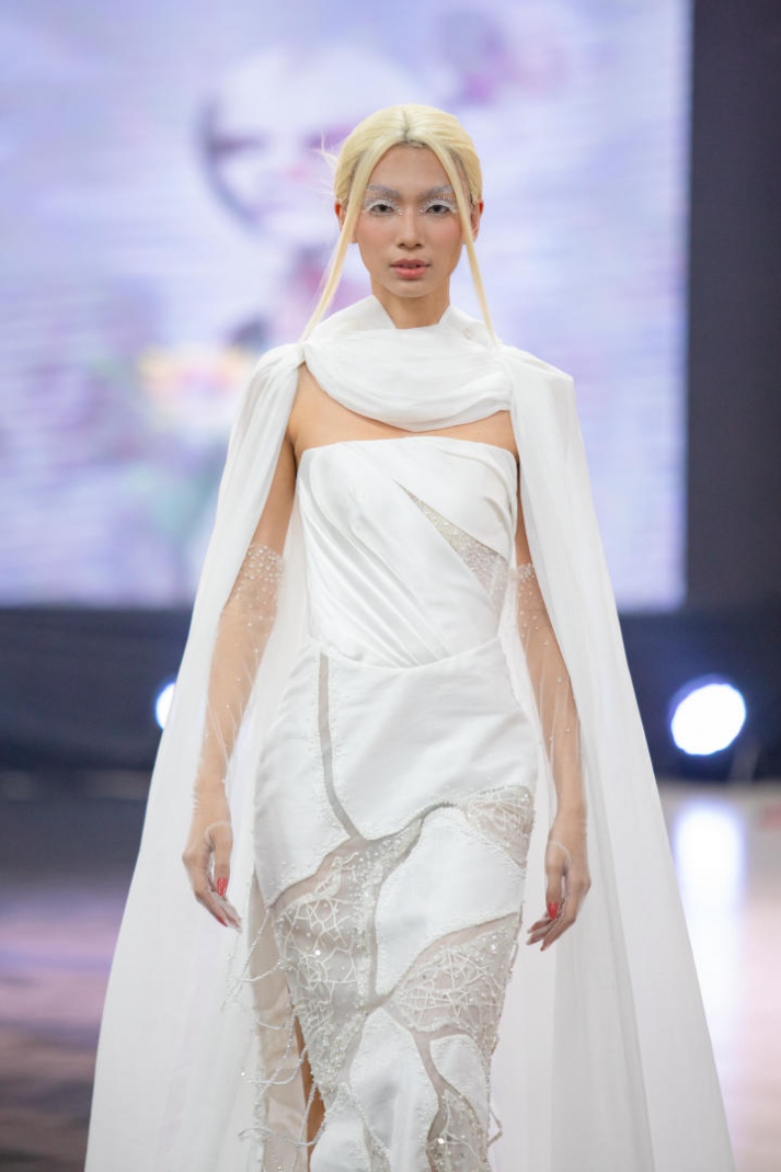 [Video] Đem bọ cánh cứng và người vô gia cư vào đồ án tốt nghiệp, 02 sinh viên ngành Thiết kế thời trang HUTECH “cán đích” thủ khoa và á khoa 235