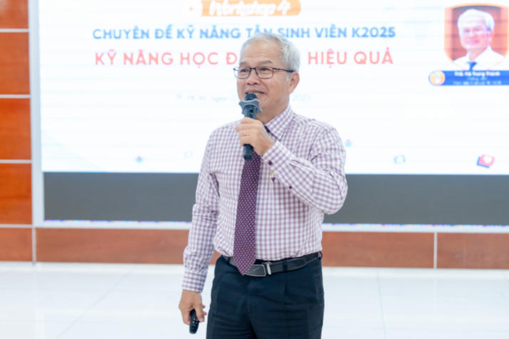 Newbies HUTECH được tiếp lửa tự tin bước vào giảng đường 33