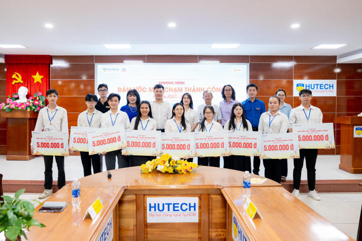 HUTECH trao học bổng “Dám ước mơ - Chạm thành công”, tiếp sức sinh viên vươn lên năm học 2025-2026 66