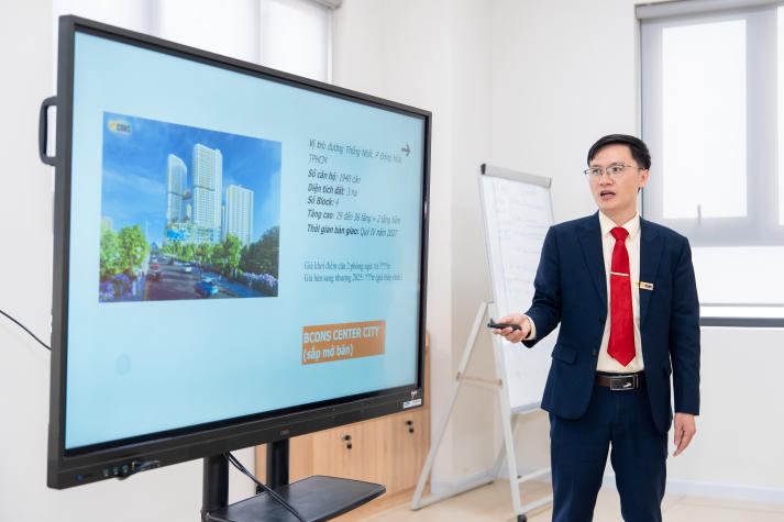 Sinh viên ngành Quản lý tài nguyên và môi trường trải nghiệm thực tế mô hình kiến trúc - xây dựng - môi trường tại BCONS 56