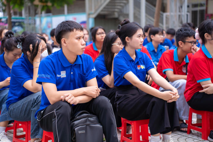 Mùa hè xanh HUTECH 2025: Gặp gỡ gia đình có công với cách mạng và xây dựng không gian sống an toàn - sạch - đẹp 115