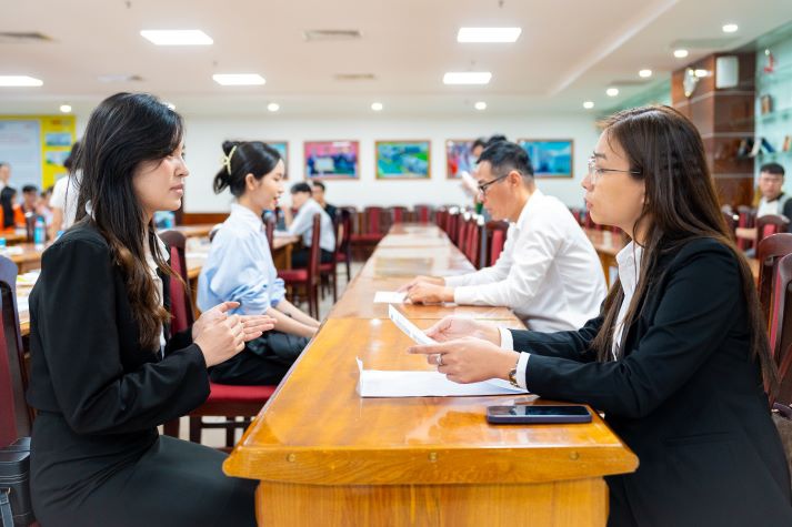 Sinh viên Khoa Tài chính - Thương mại nhận học bổng giá trị và săn cơ hội thực tập hấp dẫn từ VPBank 97