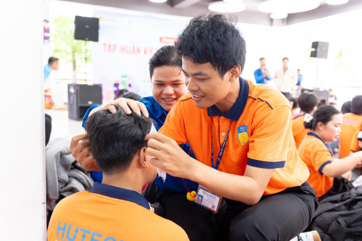 Ban Cán sự lớp HUTECH nâng tầm kỹ năng lãnh đạo và bắt nhịp công nghệ với AI 152