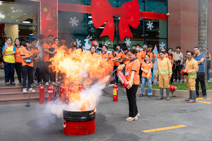 Trang bị kỹ năng ứng phó với hỏa hoạn: HUTECH tổ chức diễn tập PCCC & CNCH tại Thu Duc Campus 100