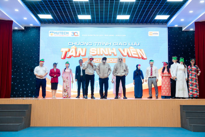 [Ảnh] Chương trình giao lưu “siêu nhiệt” của sinh viên Khoa Quản trị Du lịch - Nhà hàng - Khách sạn 68