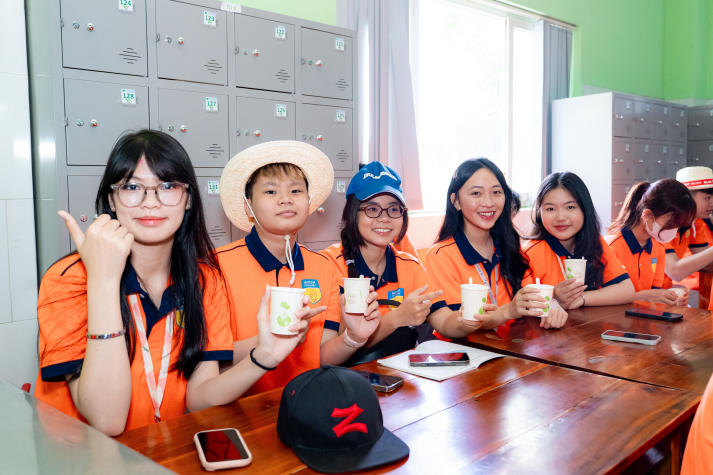 Sinh viên ngành Kinh doanh quốc tế học nghề thực tế từ chuyến tham quan Vinacoco 31