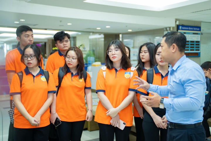 Sinh viên Khoa Tài chính Thương mại tham quan thực tế tại Ngân hàng Shinhan 51