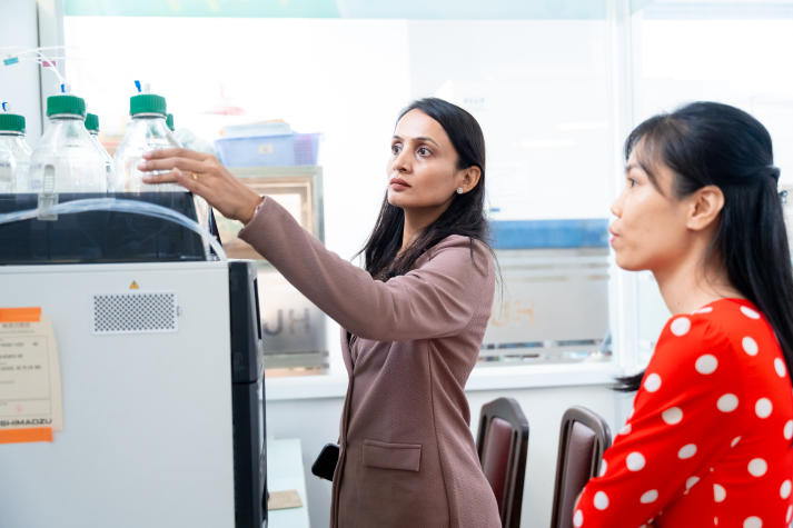 Sinh viên Khoa Dược tiếp cận kỹ thuật phân tích HPLC cùng Viện trưởng Viện Dược Đại học Sigma (Ấn Độ) 42