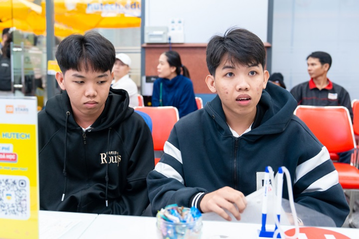 Tiếp bước anh trai, cặp anh em sinh đôi nhập học tại HUTECH 4