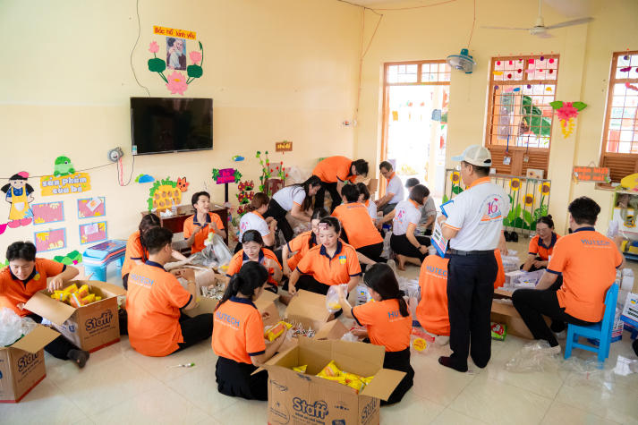 Một mùa Trăng trọn vẹn: Sinh viên Khoa Tài chính - Thương mại HUTECH đem niềm vui đến trẻ em Vĩnh Long 37