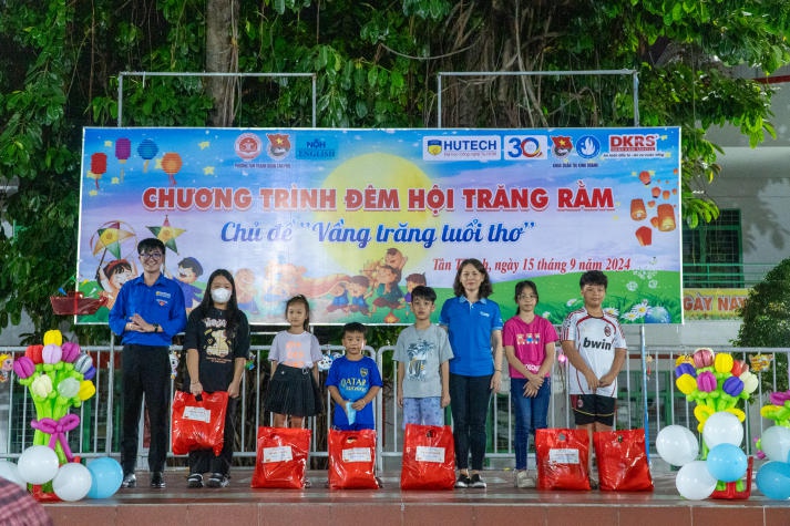 Rực rỡ Đêm hội trăng rằm của sinh viên Khoa Quản trị kinh doanh và các em thiếu nhi Quận Tân Phú 64