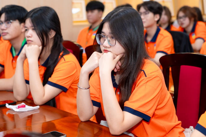 Tân sinh viên Thú y làm quen với những nguyên tắc an toàn trong phòng thí nghiệm 46