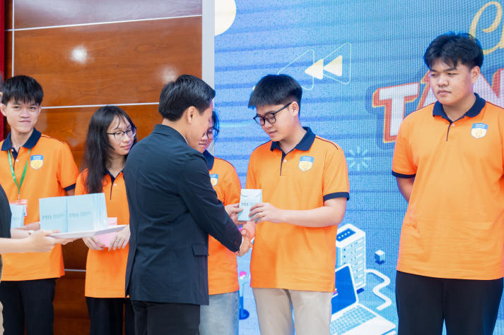 Tân sinh viên Khoa Hệ thống thông tin quản lý “mở khóa” hành trình đại học 40