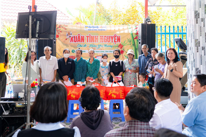 Khi mùa xuân được tạo nên từ ý thức sẻ chia của Khoa Tài chính - Thương mại HUTECH 86