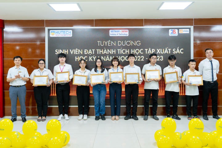 Nhiều gương mặt xuất sắc được khen thưởng tại lễ tuyên dương sinh viên tiêu biểu HKI năm học 2022 - 2023 của VJIT 82
