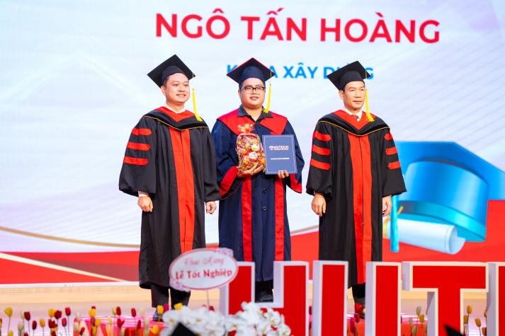 “Chủ động thích nghi, không ngừng làm mới chính mình và hãy tiếp tục mơ những giấc mơ lớn!” 39