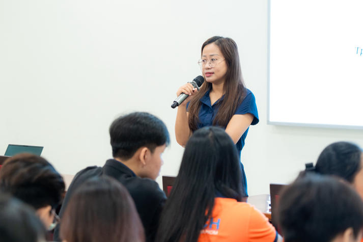 Sinh viên VKIT Khóa 21 trình làng loạt ý tưởng sáng tạo tại Triển lãm Poster 13