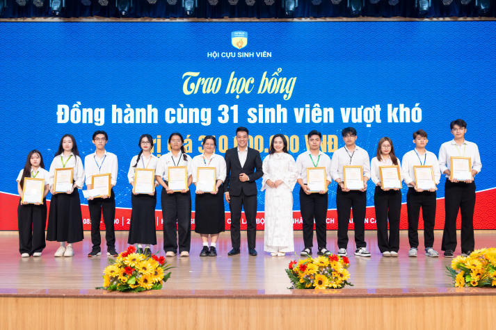 [Video] Doanh nhân HUTECH truyền lửa, trao hơn 300 triệu đồng học bổng tiếp sức sinh viên vượt khó 59