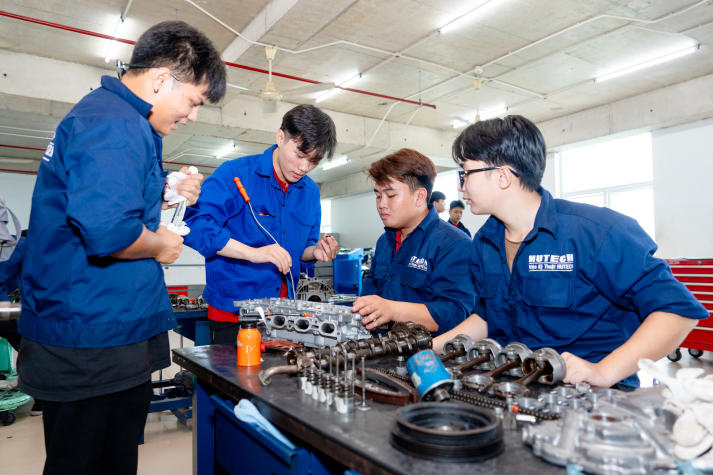 [Hướng nghiệp 2026] Học Công nghệ kỹ thuật ô tô có được thực hành với máy móc thật? 35