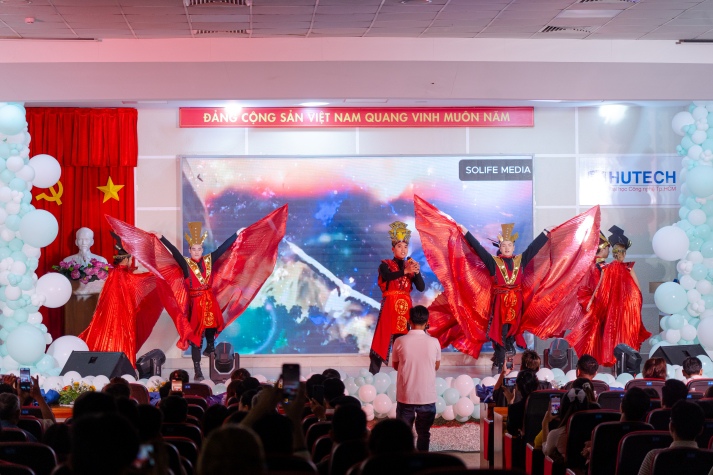 Đốn tim khán giả với giọng hát đầy nội lực, thí sinh Nguyễn Thành Trung trở thành tân Quán quân DSHi's Got Talent 93