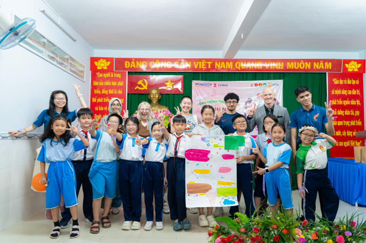 Sinh viên HUTECH và UIUC mang làn gió giao lưu quốc tế đến Trường Tiểu học Hà Huy Tập 65