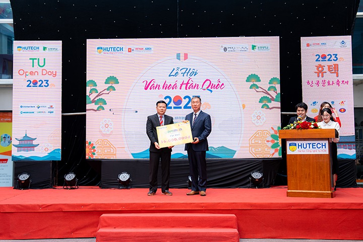 Sinh viên rủ nhau “vi vu” xứ sở kim chi ngay tại HUTECH trong Lễ hội Văn hóa Hàn Quốc 2023 45