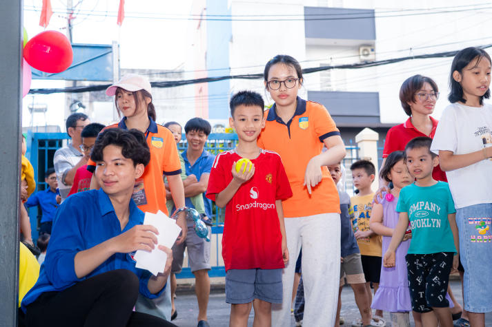 Sinh viên Khoa Thú y và hành trình thắp sáng “Vầng trăng tuổi thơ” 2025 121