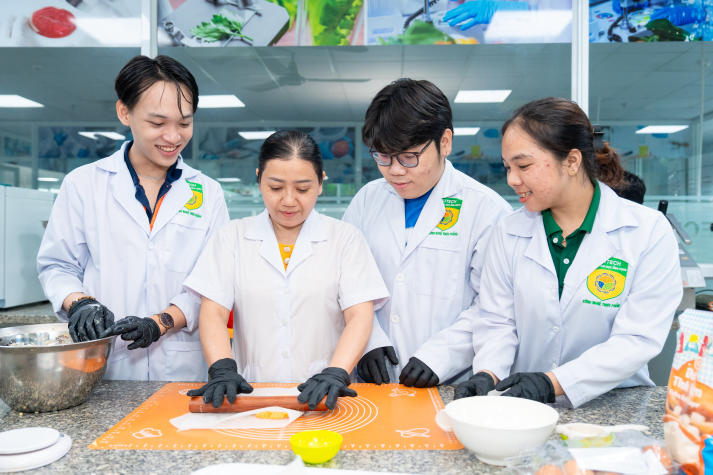 [Video] Sinh viên Công nghệ thực phẩm HUTECH trải nghiệm làm bánh quy gừng, lan tỏa sắc màu Giáng sinh 59