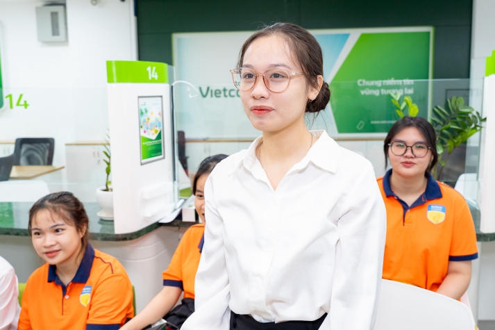 Sinh viên Khoa Tài chính - Thương mại HUTECH tham quan Vietcombank 85
