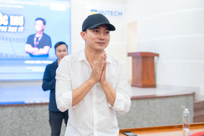 Sinh viên Khoa Khoa học Xã hội và Quan hệ Công chúng lần giở “bí mật” tạo nên TVC bạc tỷ 52