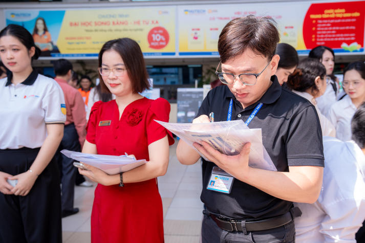 [Video] Hơn 77 dự án của sinh viên VKIT “đổ bộ” triển lãm poster với nhiều ý tưởng chạm thực tiễn 80